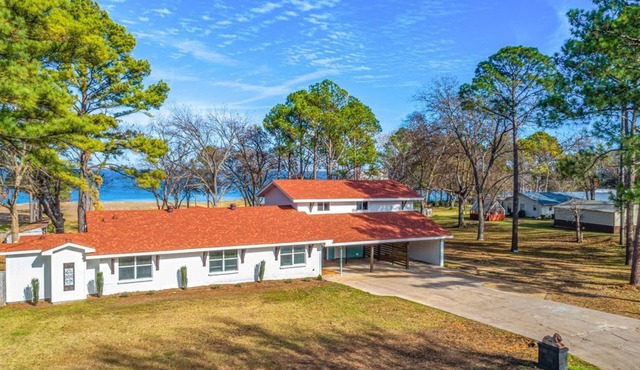 Great for Large Group- Waterfront/Kayaks/Dock!