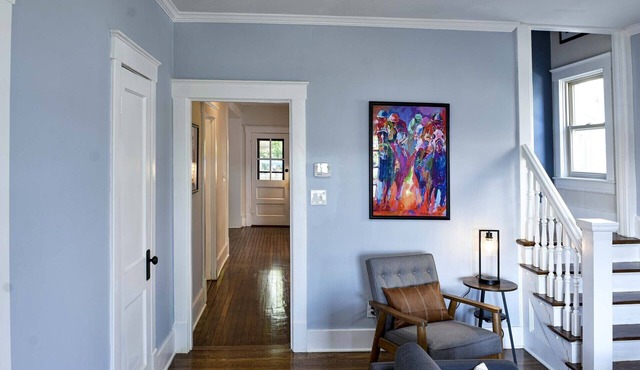 Great for large groups-The best location-Only steps from 6 bars & 40 restaurants