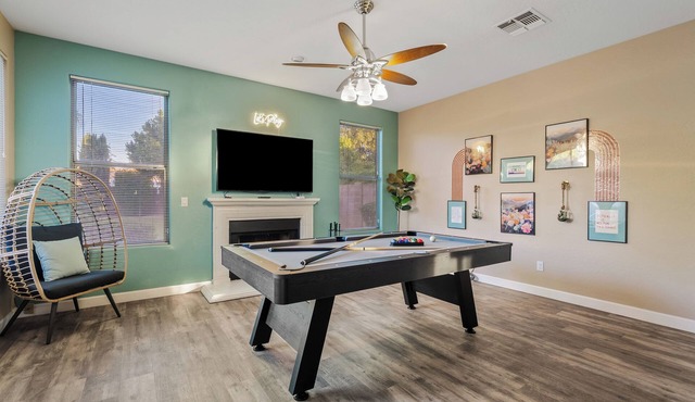 Great for Large Group! Swimming Pool, Private Yard, Grill, and Pool Table!