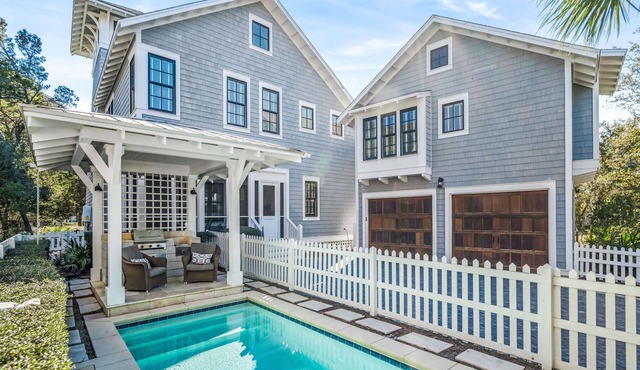 Great for Large Groups. 1 Minute to Beach. Private Heated Pool. Carriage House