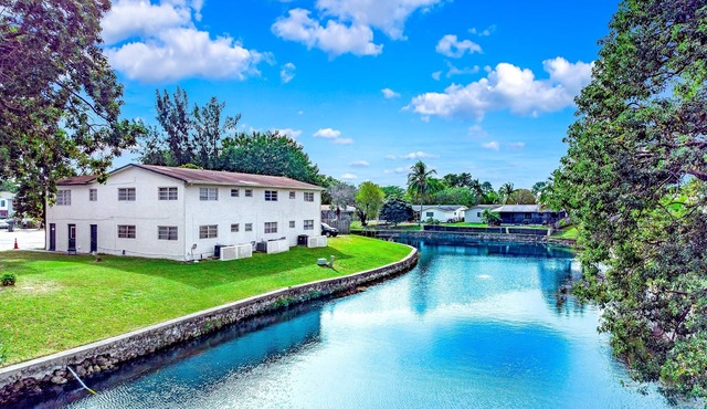 Great for Large Gatherings–Sleeps 19–PalmWaveStays