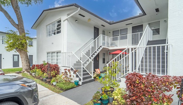 Great for Large Gatherings–Sleeps 17–PalmWaveStays