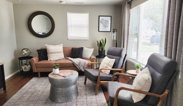 Great for PACKER GAMES! 10 minutes to downtown Appleton! Dog friendly!