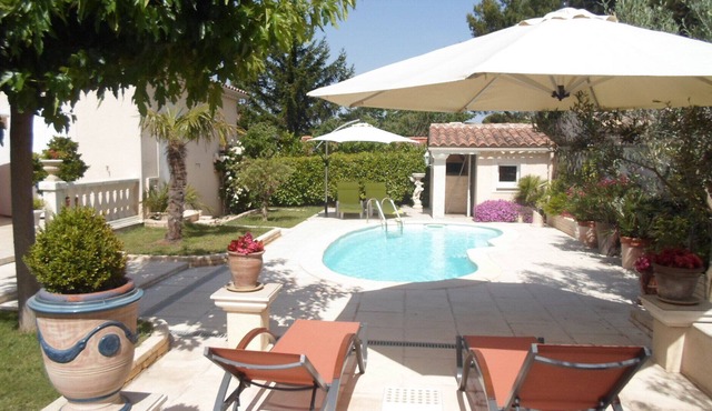 Great villa of high standard, pool in Avignon