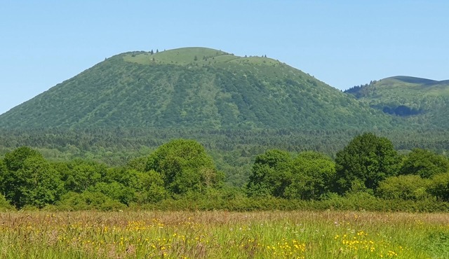 Great gîte "Le Côme". Sleeps 10. Close to Vulcania, Lemptegy, the Puy de Dôme.
