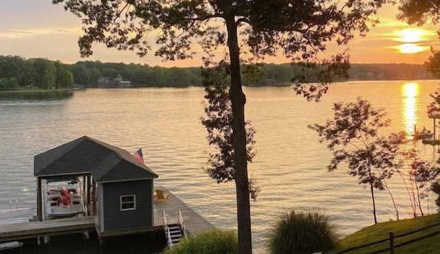 Great Getaway! DOG FRIENDLY + HOT TUB! Come Visit 'Piccolo Nido A Lago'!