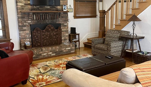 Great Getaway Enjoy Lake Living ~ 20 minutes from St Paul and Wisconsin