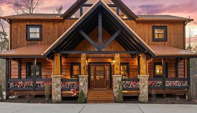 Great Getaway Lodge: Large Family sized cabin with expansive outdoor space.