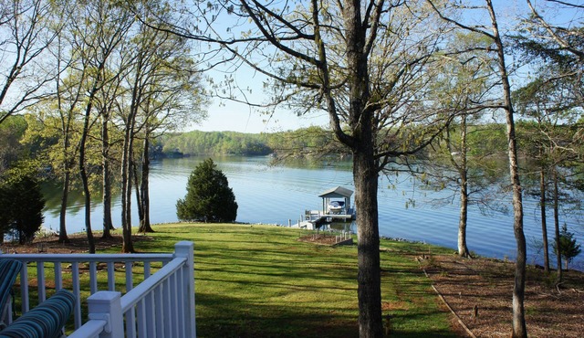 Great Getaway On Picturesque Point. - No stairs to the lake!