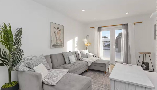 Great Getaway with heated pool only 40 min from Toronto