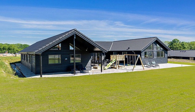 Great group holiday home with a large kitchen, WiFi and oven as well as WiFi
