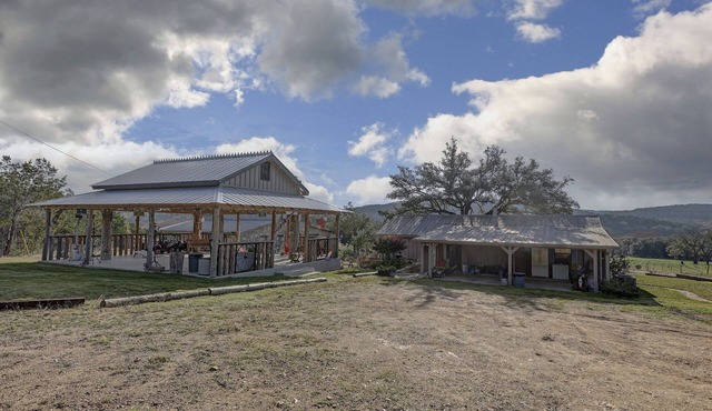 Great Guadalupe River Access! Outdoor Firepit, Pavilion & wood burning stove!