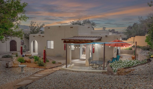 Great hiking trails. Minutes from great restaurants. Private outdoor space!