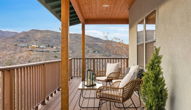 Great Hillside Views, Full Kitchen, Near Shopping & Dining