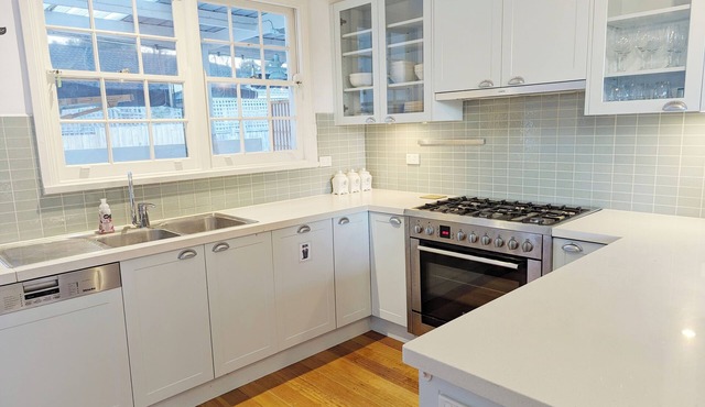 Great holiday home in Mt Waverley Wifi, game room, deck, cubby & basketball