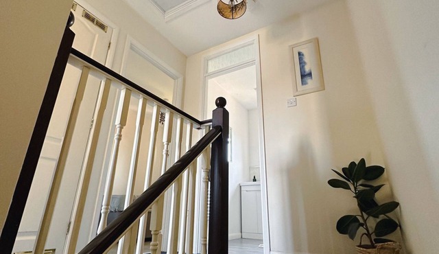 Great Home Close To The Embankment Free Parking and Self Check in!