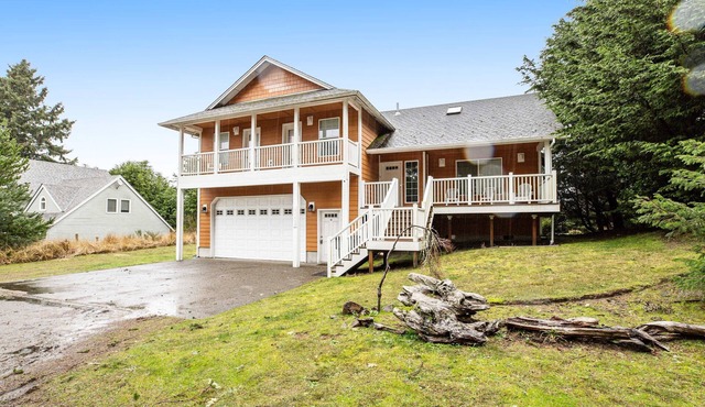 Great home with Ping-Pong table - walk to the beach & Sunset Lake