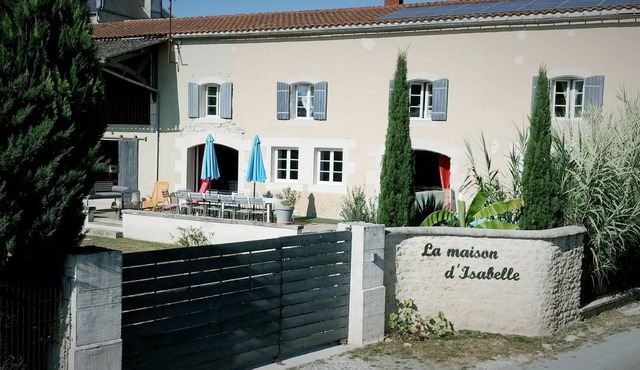 GREAT HOUSE CHARENTAISE IN PEACE, SWIMMING POOL, 35 MIN FROM THE SEA
