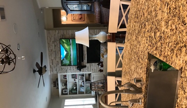 Great house in the Greater Heights, 14 miles from 2017 Super Bowl Stadium.
