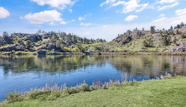 Great house on the banks of the Mighty Mo