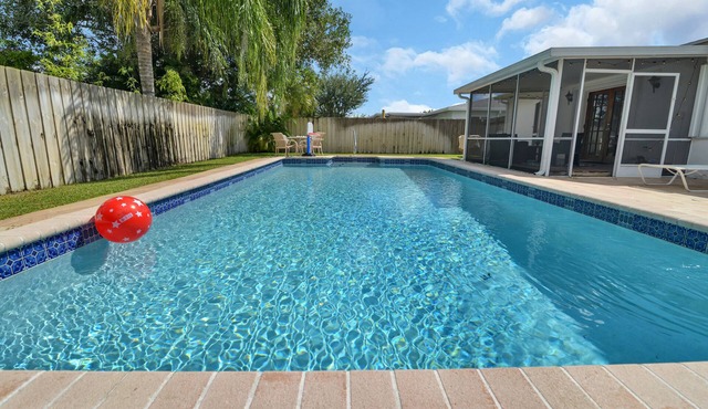 Great house with heated pool, full kitchen, and enclosed yard!