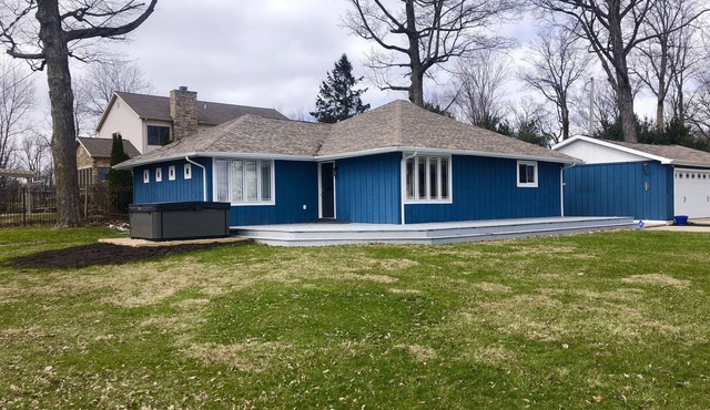 Great house with outside hot tub - 1 block from Diamond Lake