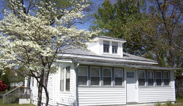 Great in-town location short walk to beach and restaurants!