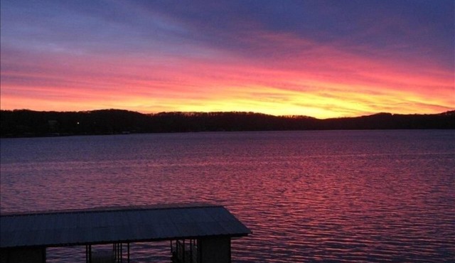Great lake front Location-Gorgeous View- a Lake House Getaway Near Laurie