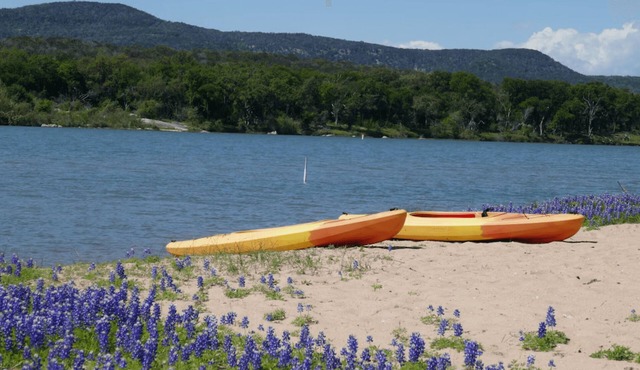 Great lake house with best private beach. Kayaks & beach Gazebo. Kids friendly!