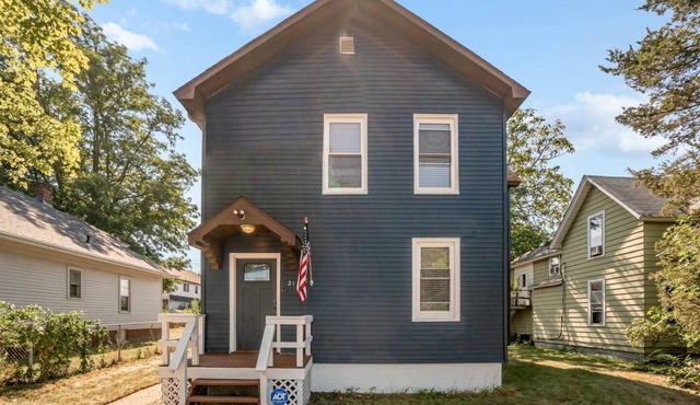 Great Lakes Downtown Duplex: 2 units in one!