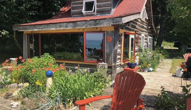 Great Lakes Splendor! - Unique Lake Michigan Lakefront Log Cabin