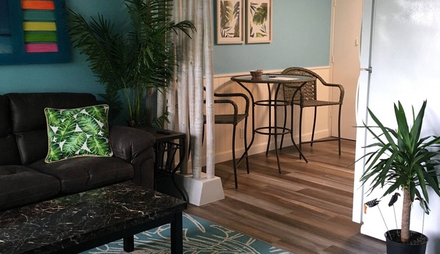 GREAT LAKEVIEW LOCATION WITH TROPICAL VIBES