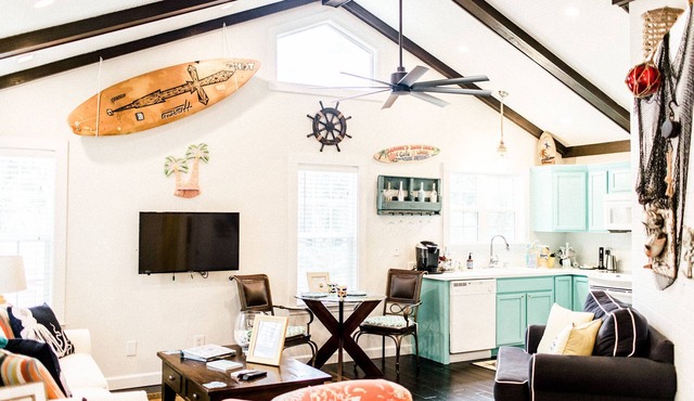 Great Location Unique Luxury Cottage- Sleeps 3 Spa Shower Close to Sea Island