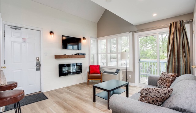 Great location! Spacious 2 bedroom Chalet at Blue!