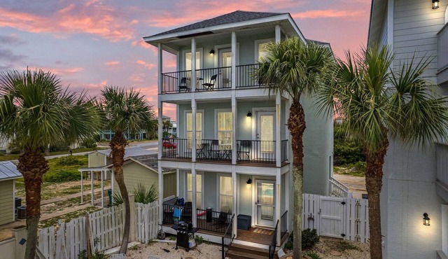 Great location! Close to beach, HEATED pool, beach gear provided, DOG Friendly