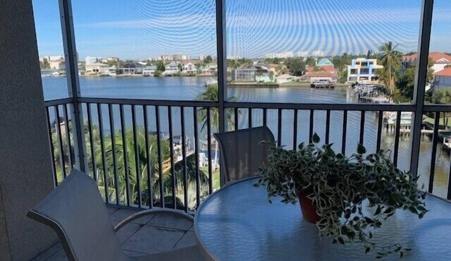 Great location! 2 blocks from the beach with beautiful bay views - REG 3-501