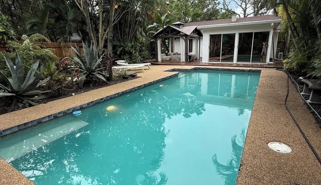 Great Location! 3/2 Private, Tropical pool home