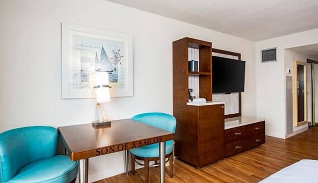 Great Location! 3 Comfortable Units, Free Parking, Onsite Pool