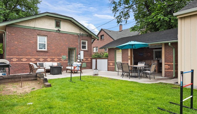 GREAT LOCATION! 3 min to DU-10 min to downtown/gameroom/wifi/firepit/4 bedrooms