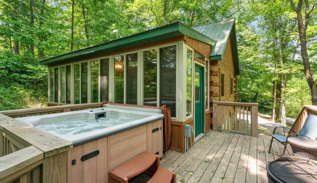 Great Location 4 minutes from Patoka Lake Entrance with Hot Tub!