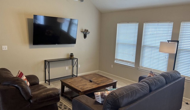 Great location-5 miles to downtown-6 miles to Faurot Field