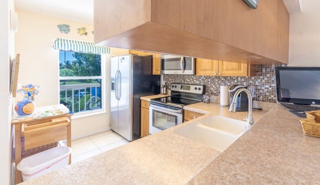 Great location 5 minutes to Marco Island and many Golf Courses! Cozy 2 bedrooms