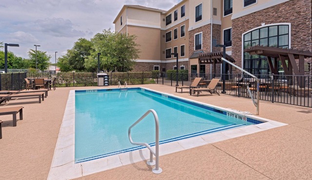 Great location! Air-Conditioned Studio with Outdoor Pool Access, Free Breakfast + More!