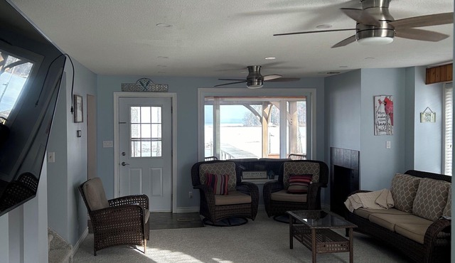 Great location and cozy cottage. Ice fishing. Walk in water entrance. Weed free