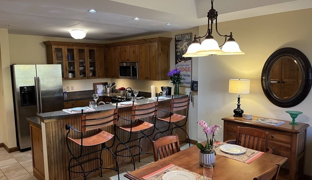 Great Location at base of Mt! Sleeps 4.
