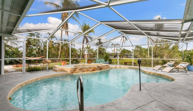 Great Location, Beautifully decorated Pool Home on a Lake