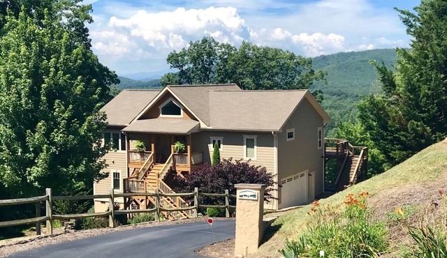 Great location, beautiful mountain and sunset views, hot tub and shuffleboard.