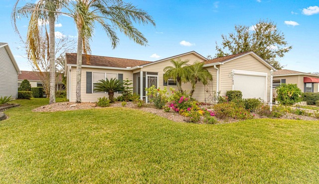 Great location between Sumter Landing/Spanish Springs. Golf cart included