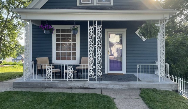 Great Location! Cheerful 3+ bedroom close to the zoo and downtown!