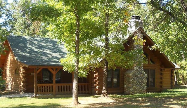 GREAT LOCATION close to Branson & Big Cedar w/fireplace & hottub
